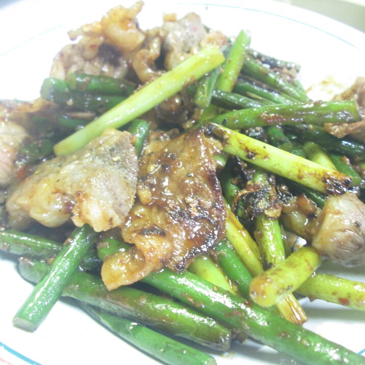 ニンニクの芽と牛バラの炒め物（蒜苔牛肉片）